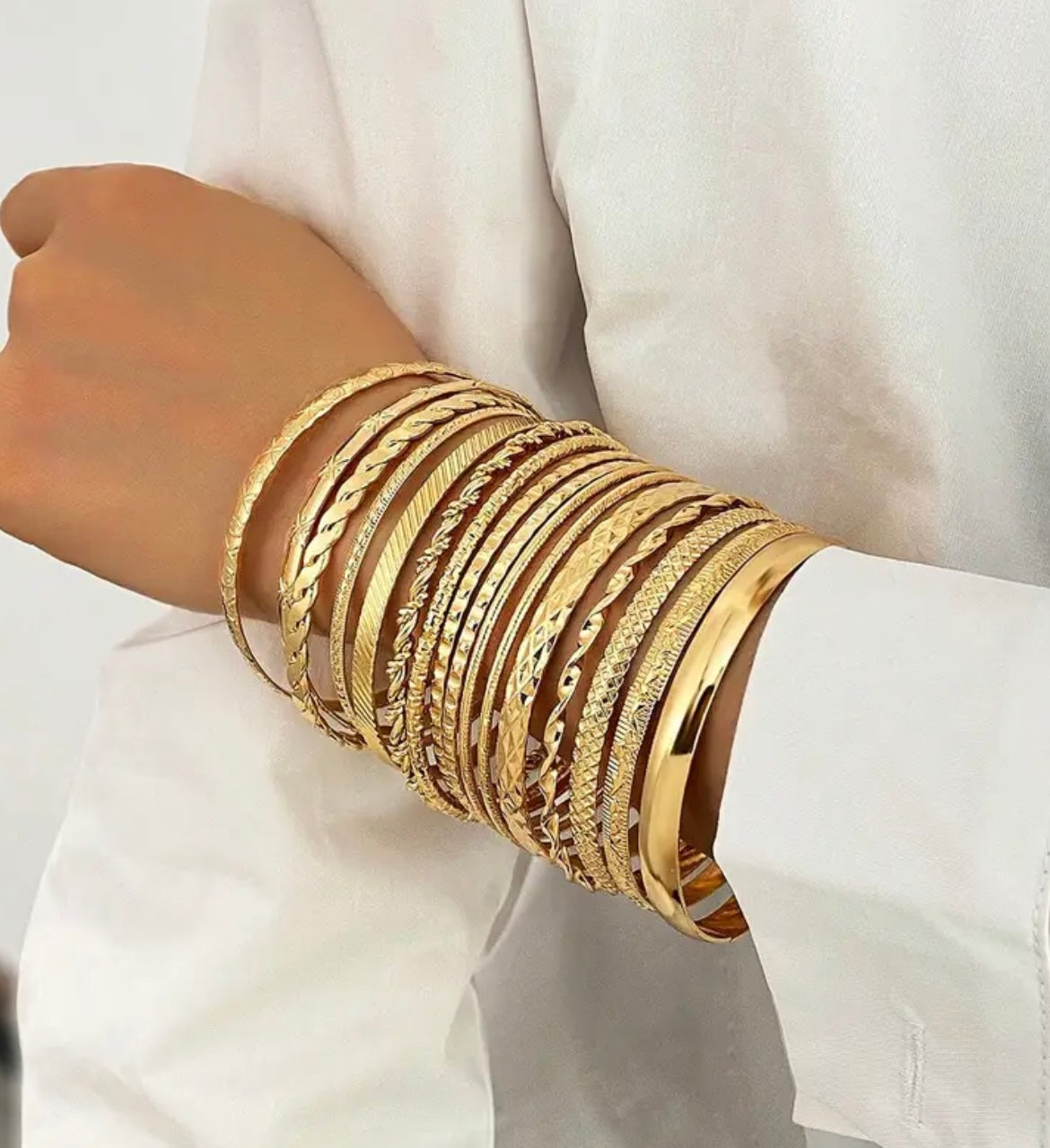 12pcs Set Women's Golden Bracelet Collection - Elegant Golden-Toned Stackable Bracelets with Heart, Link & Bead Charms, Luxurious Everyday Jewelry Gift Set for Christmas, Birthdays, Valentine's Day - Durable Tarnish-Resistant Metal-Like Material