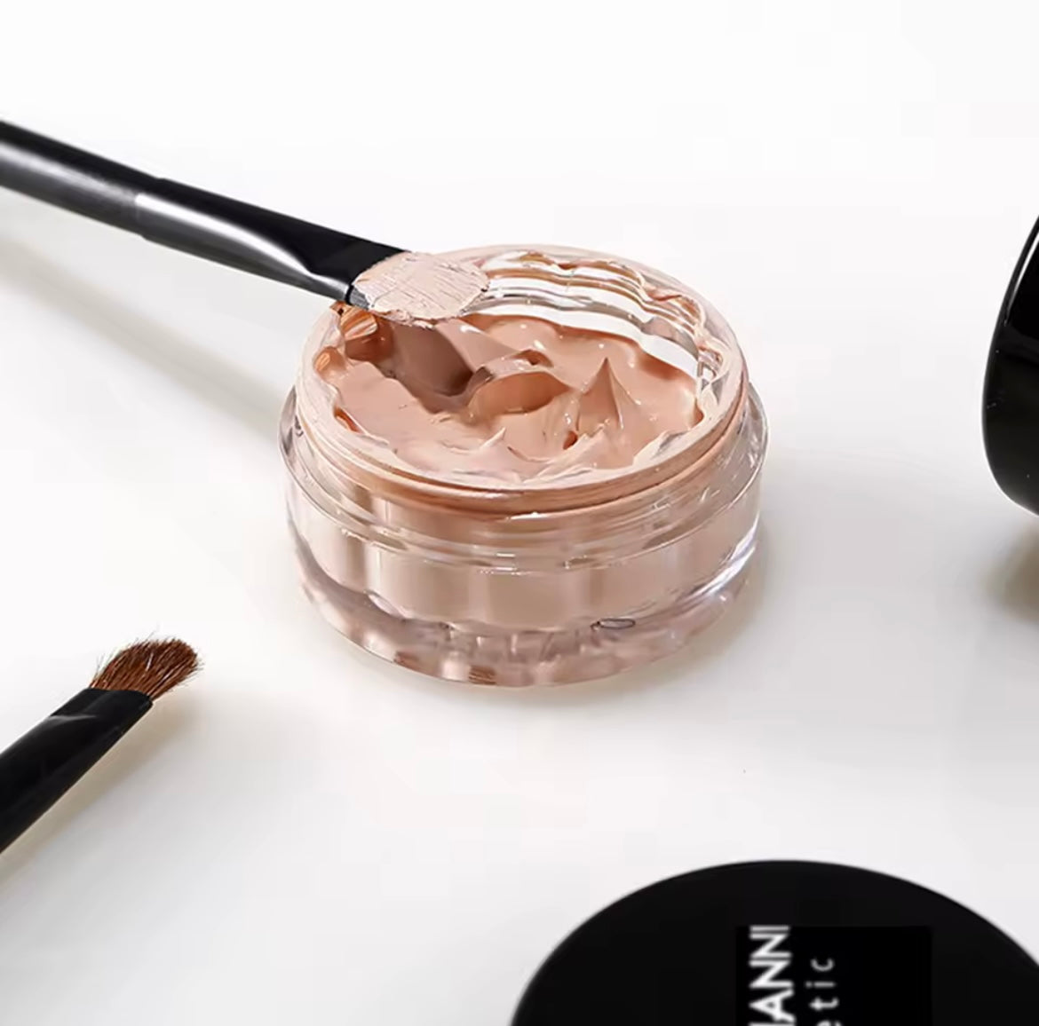 Langmanni concealer Repairing Cream Moisturizing and brightening skin tone lasting and smooth