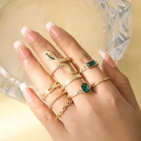 Set of 8 twisted snake-shaped rings with retro and fashionable imitation gemstones