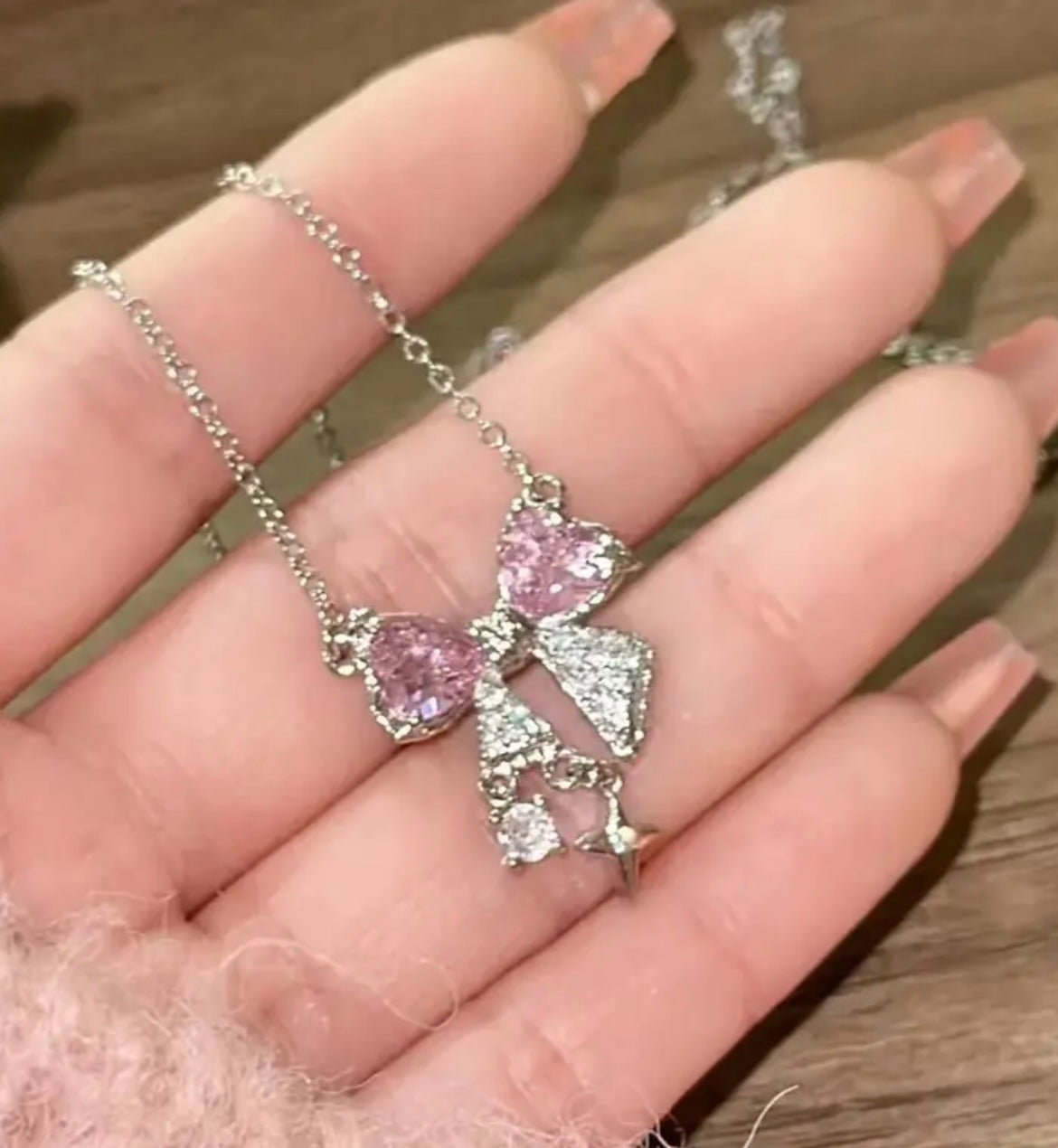A Pink Zirconia Bow Necklace with a Unique And Elegant, a Simple And Light Luxury Necklace, And an Ins Student Retro Necklace
