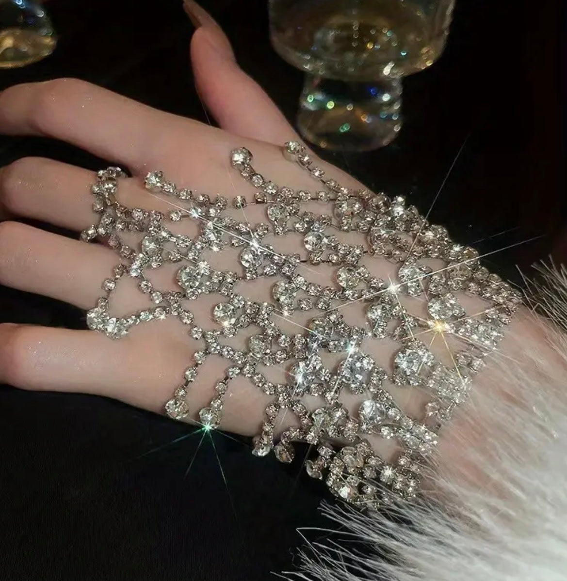 Elegant & Luxurious 18K Gold-Plated Rhinestone Hand Chain & Ring - Perfect Stylish Accessory & Gift for Women