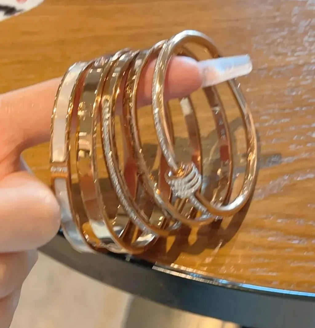 Set of 2 Stainless Steel Bracelets in a Non-Fading Adorned with Rhinestones, Unisex Fashionable Jewelry Suitable for All Occasions.
