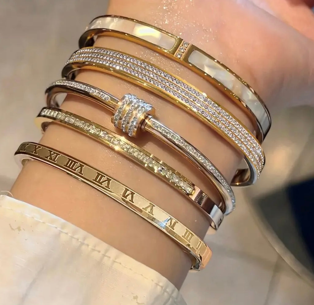 Set of 2 Stainless Steel Bracelets in a Non-Fading Adorned with Rhinestones, Unisex Fashionable Jewelry Suitable for All Occasions.