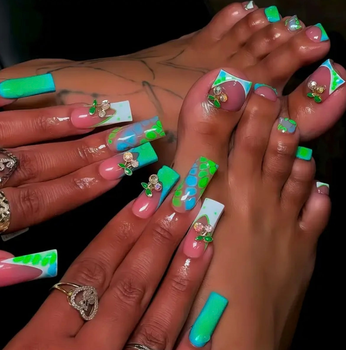 This Set of 48 Hand And Foot Nails Showcases a Beautiful Green And Blue Marble Pattern, Enhanced with Floral Decorations And Gem Details. Comfortable, Durable, And Easy to Apply. Comes with Jelly Glue
