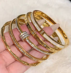 1 Golden Titanium Steel Bracelet, Fashion Classic Style, Stainless Steel Bracelet