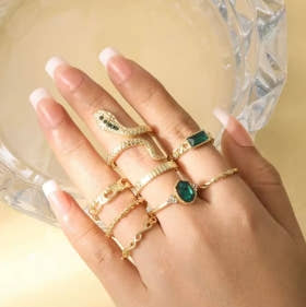 Set of 8 twisted snake-shaped rings with retro and fashionable imitation gemstones