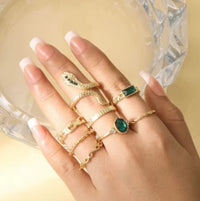 Set of 8 twisted snake-shaped rings with retro and fashionable imitation gemstones