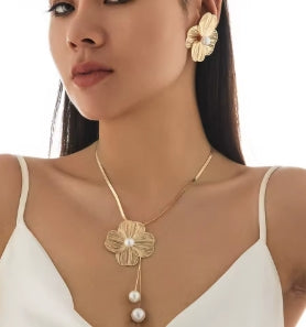 Ingemark-choker with romantic flower petal imitation pearl pendant, necklace, nut earrings, fashion Kpop snake chain jewelry set for women