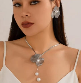 Ingemark-choker with romantic flower petal imitation pearl pendant, necklace, nut earrings, fashion Kpop snake chain jewelry set for women