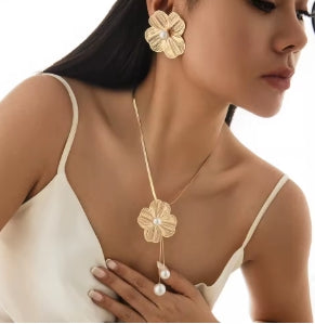 Ingemark-choker with romantic flower petal imitation pearl pendant, necklace, nut earrings, fashion Kpop snake chain jewelry set for women